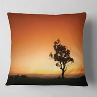 Izjentalitet Sunrise s usamljenim stablom - pejzažni tiskani jastuk za bacanje - 18x18